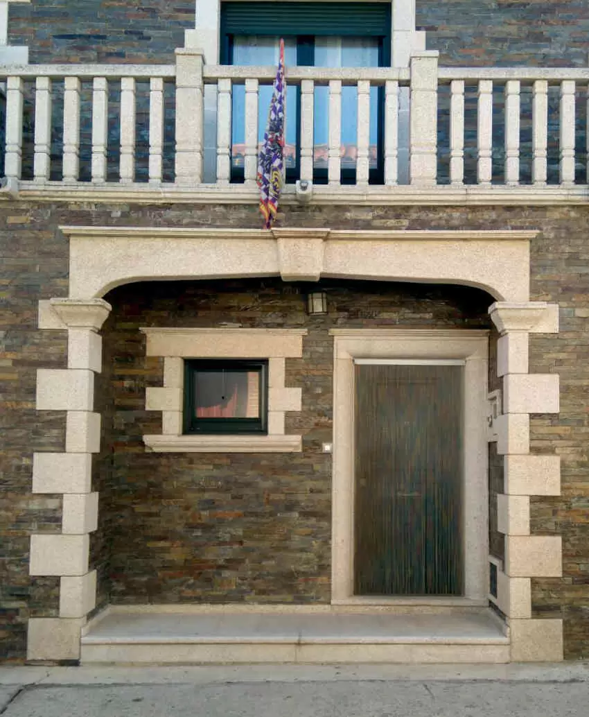 Casa con porche de cantería - Image 2