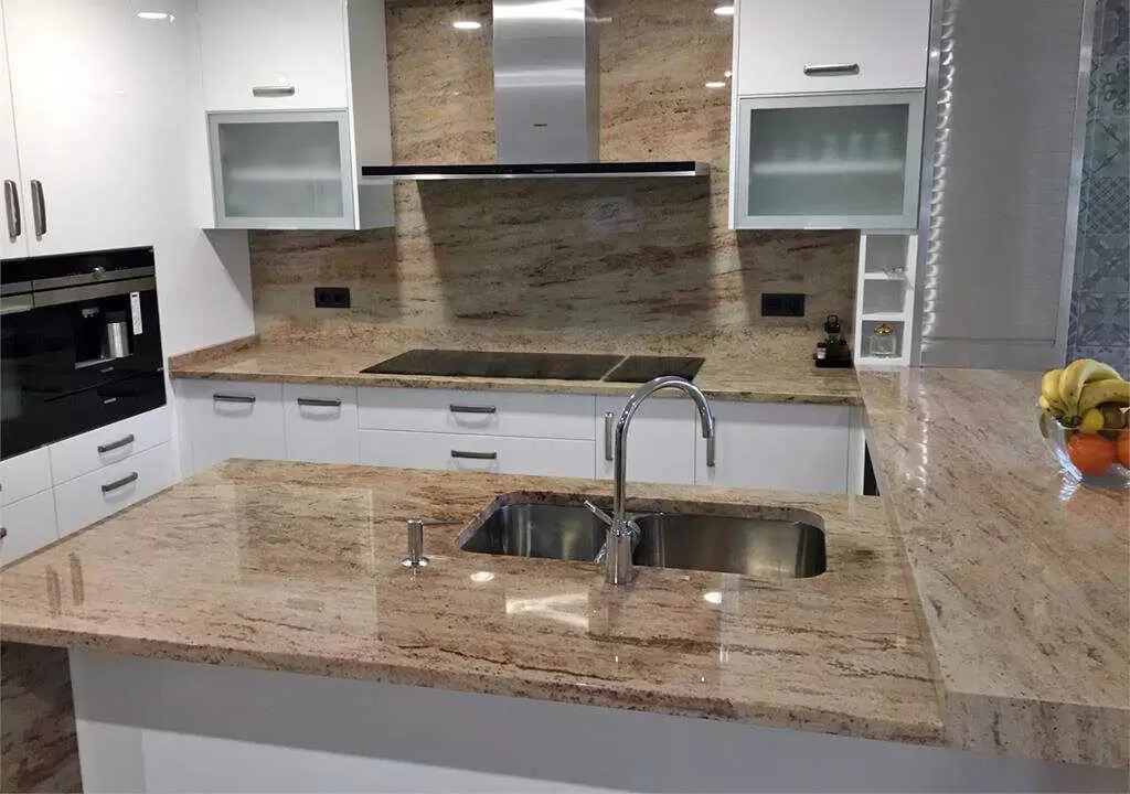 Encimera de granito Shivakashi con revestimiento de pared