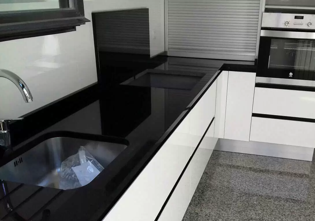 Encimera de granito Negro Intenso con revestimiento