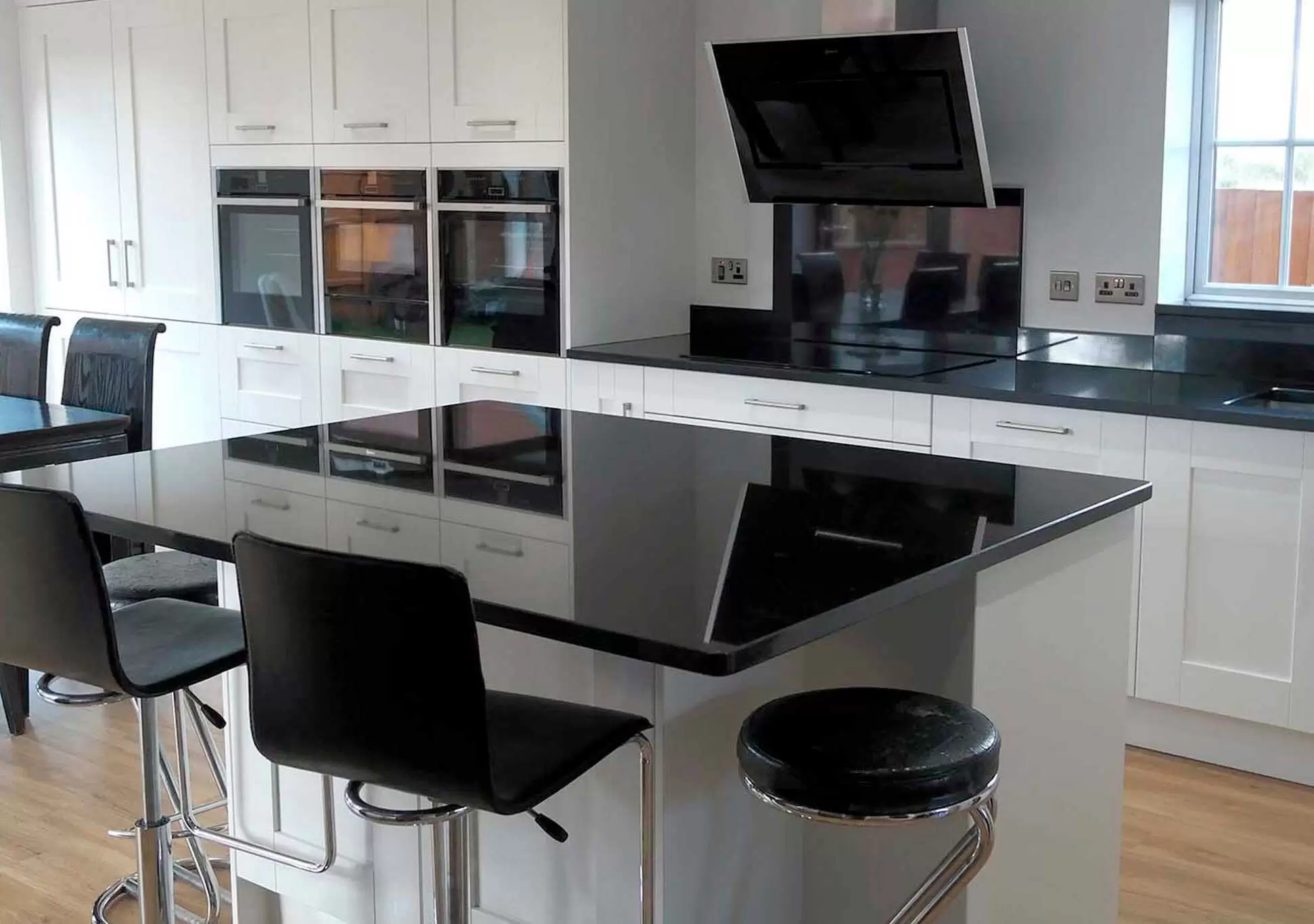 Encimera con isla de granito Negro Intenso