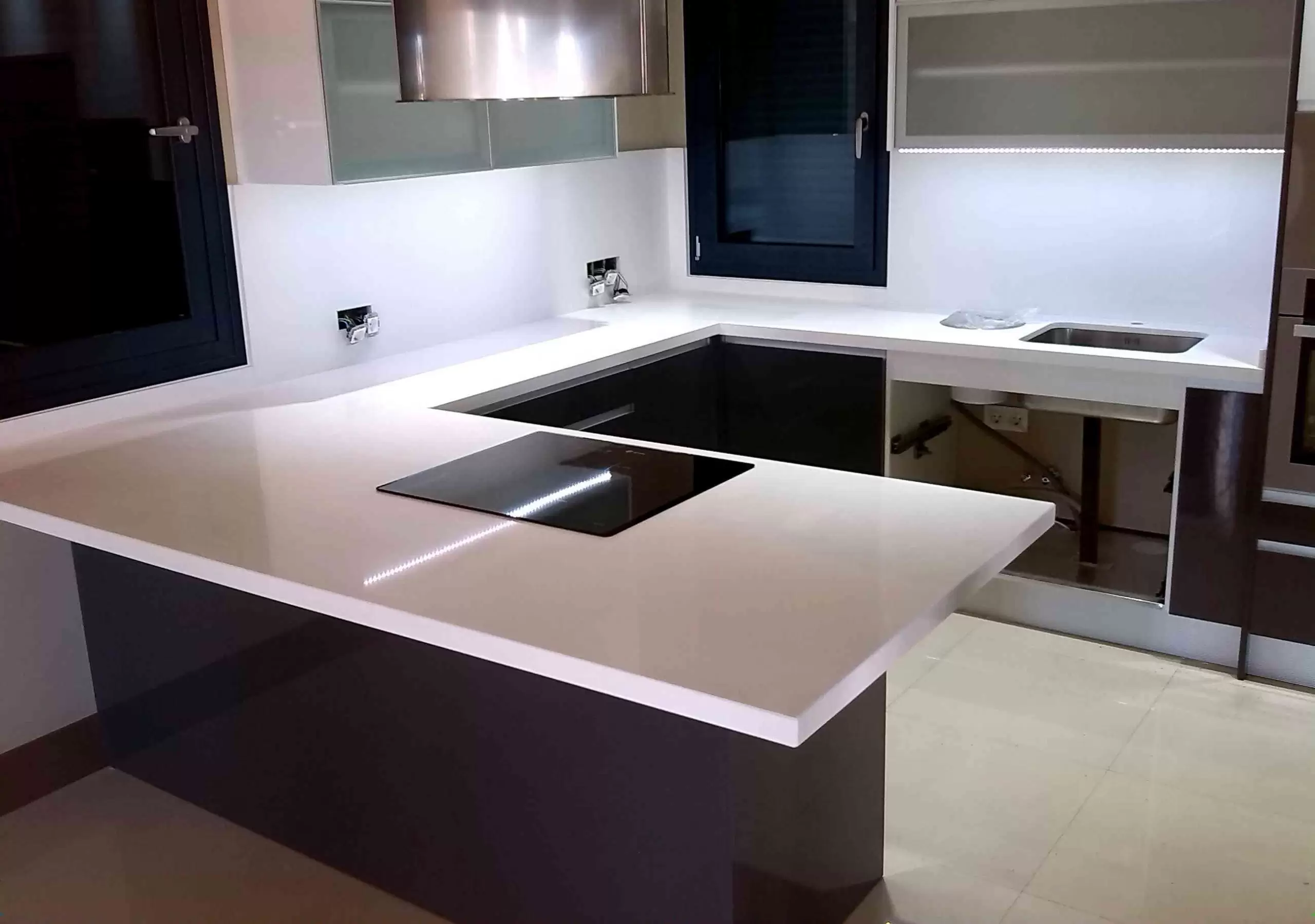 Encimera con península de cuarzo Blanco Liso