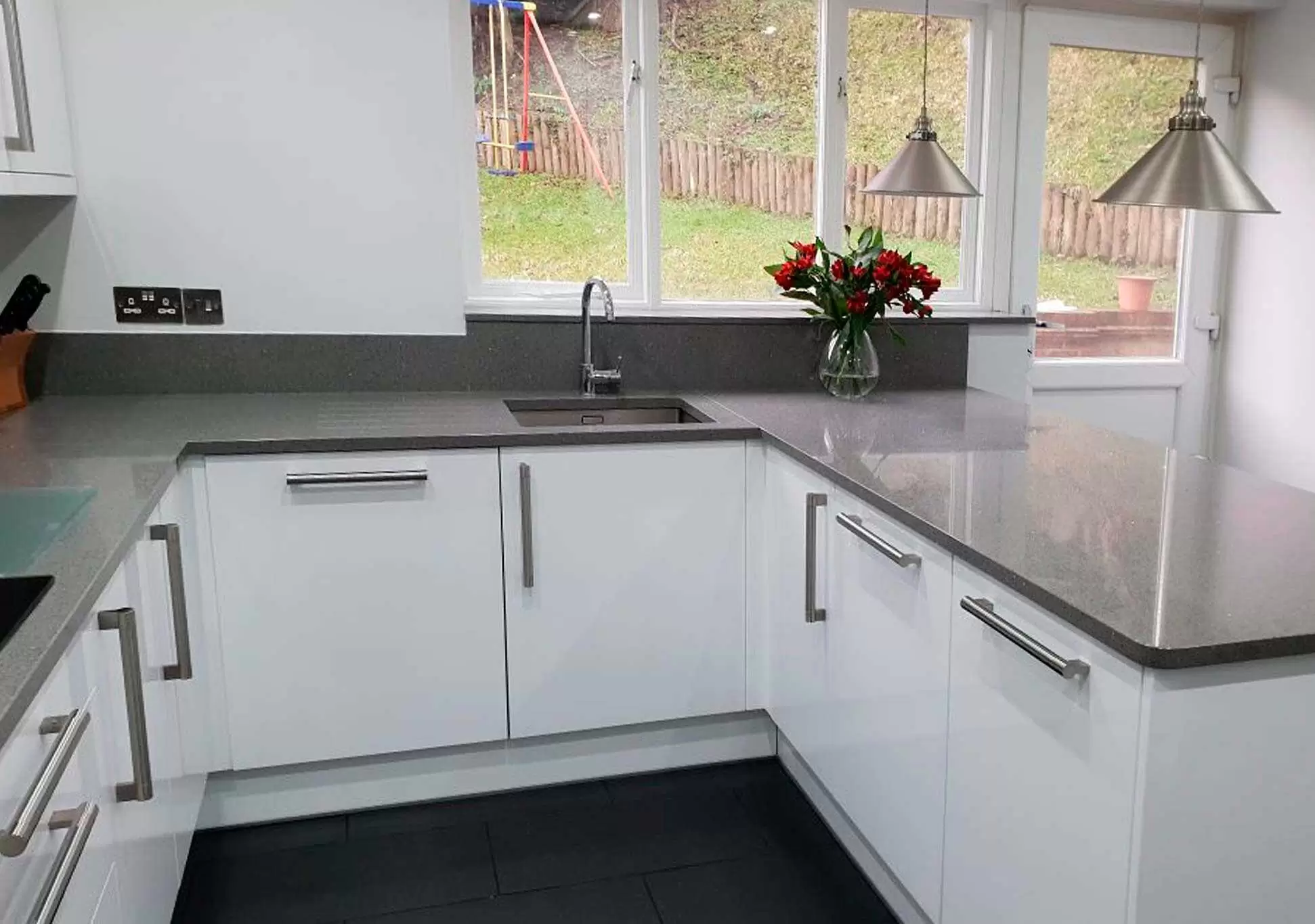 Encimera con península de cuarzo Gris