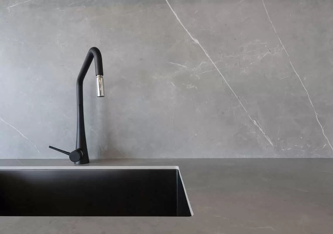 Encimera con fregadero bajo encimera de porcelánico Gris