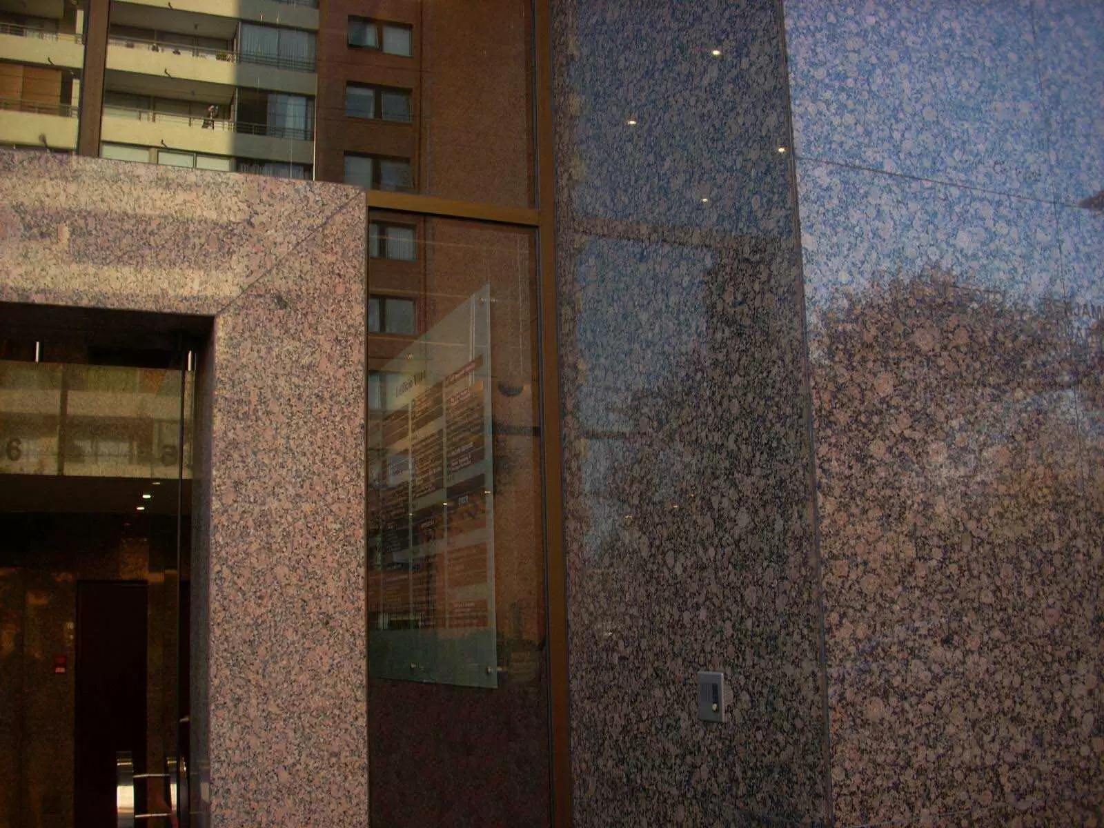 Revestimiento en edificio granito Rojo Balmoral