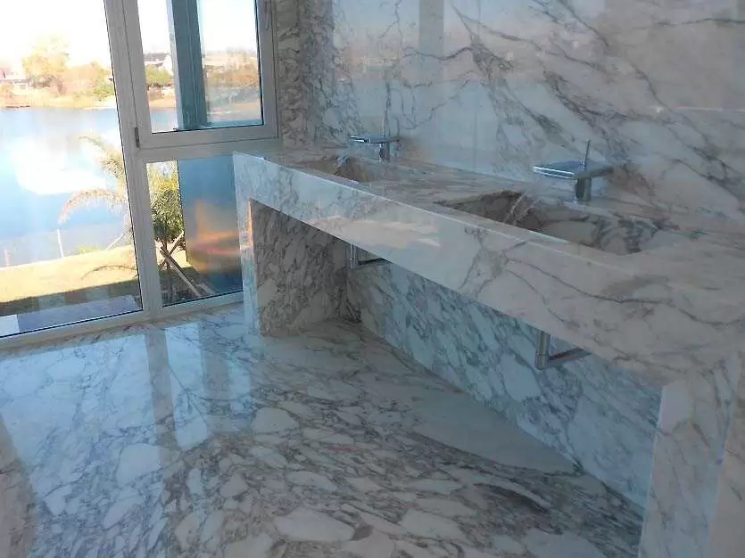 Revestimiento de mármol Arabescato para baño