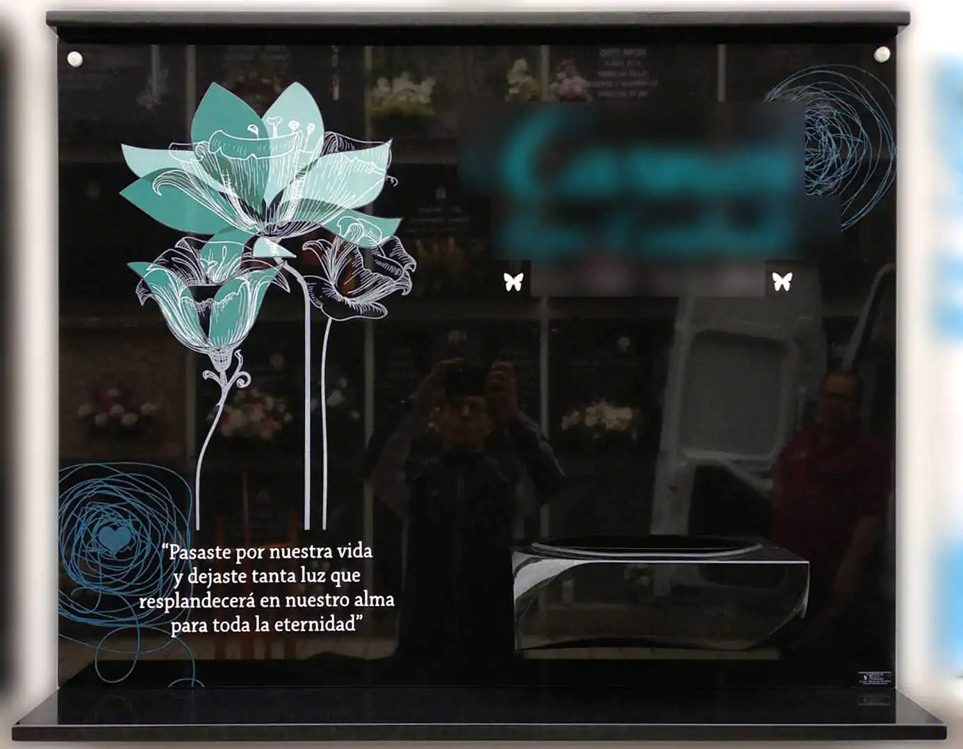 Lápida con diseño floral personalizado