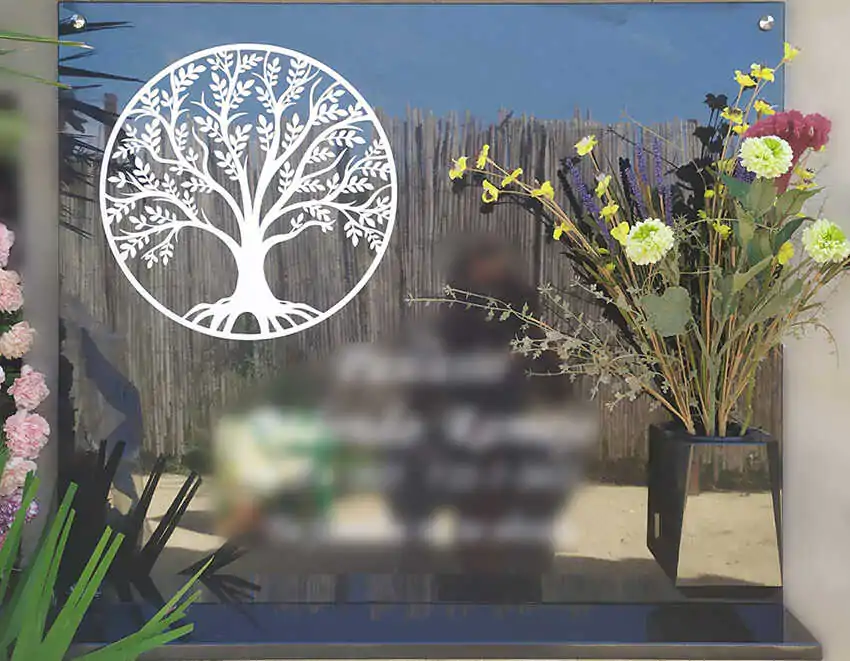 Lápida con árbol de la vida