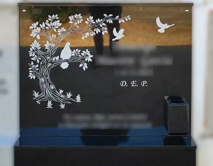 Lápida con personalización de árbol grabado