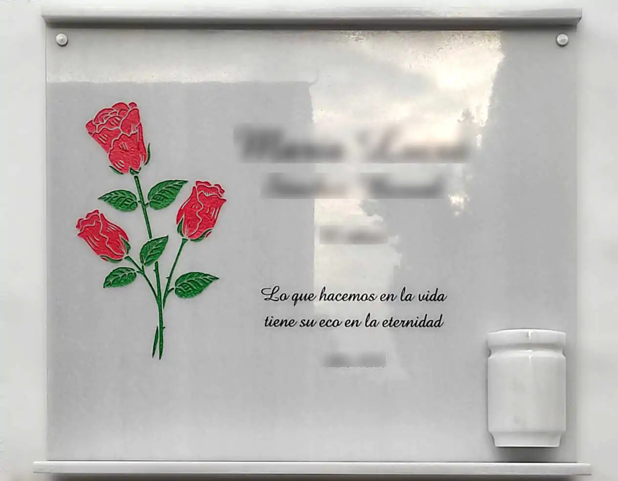 Lápida con rosas cerradas