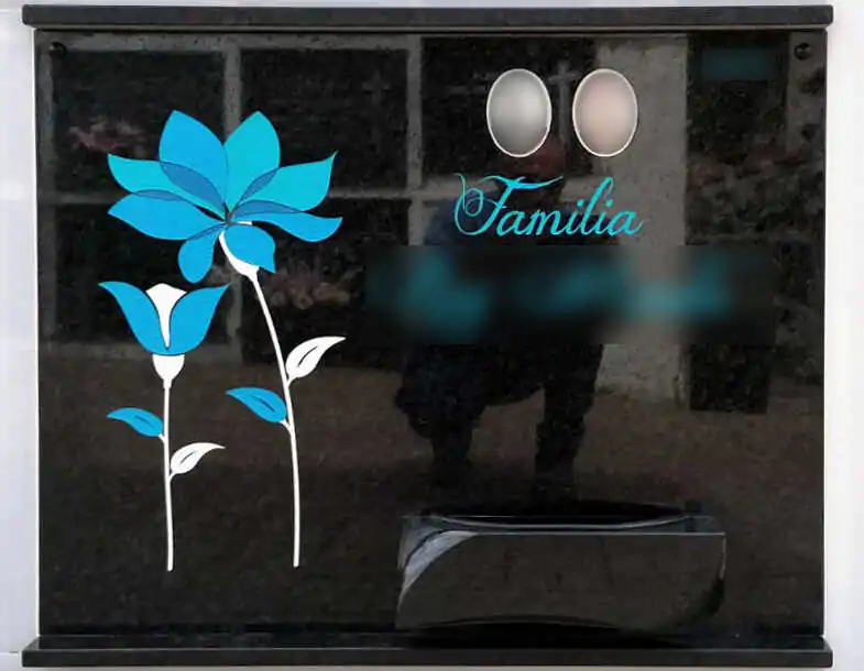 Lápida con flores turquesa