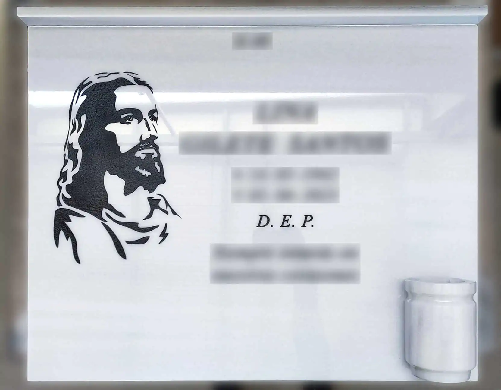 Lápida con Cristo grabado