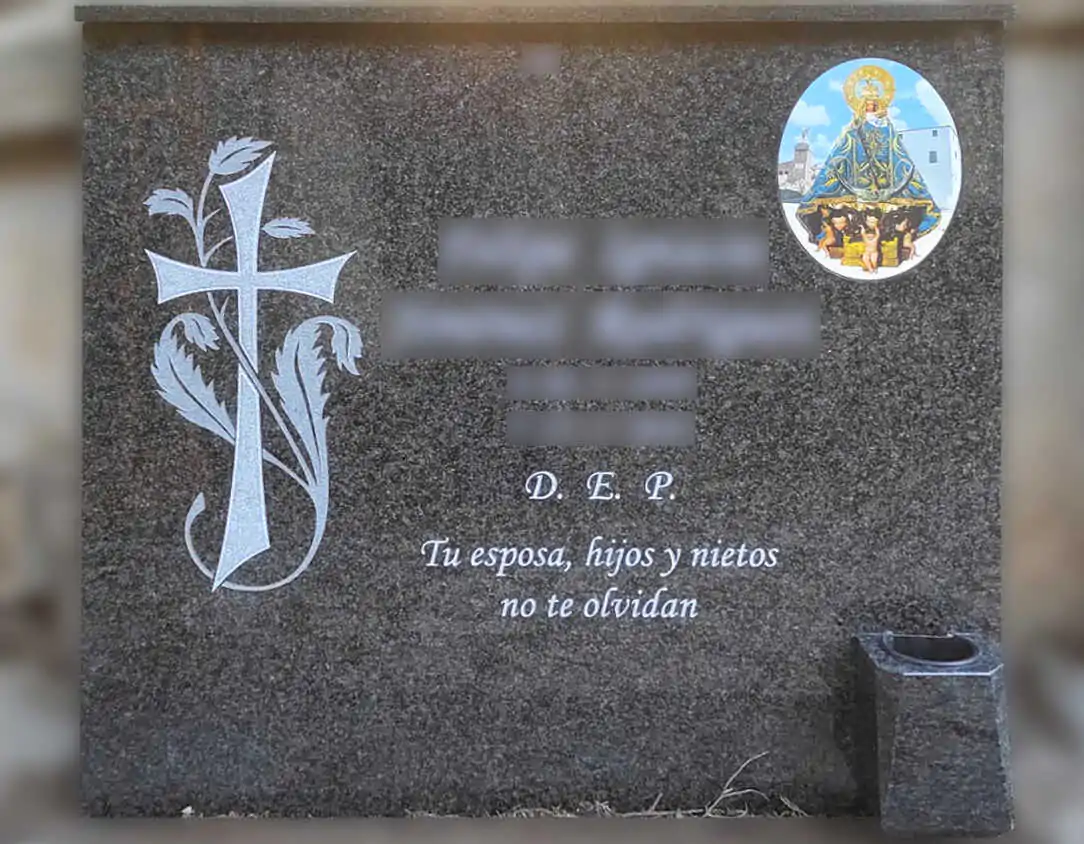 Lápida con cruz y Virgen de la Montaña