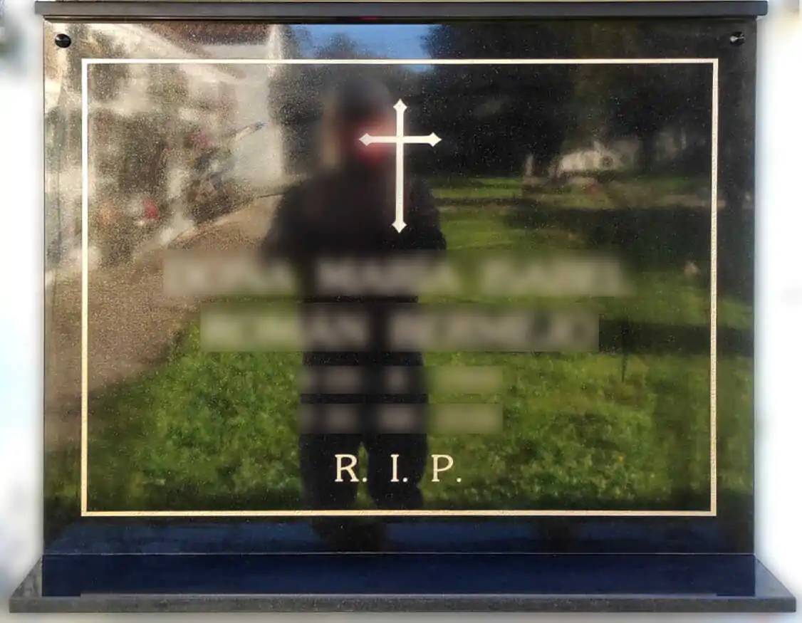 Lápida con cruz recta fina