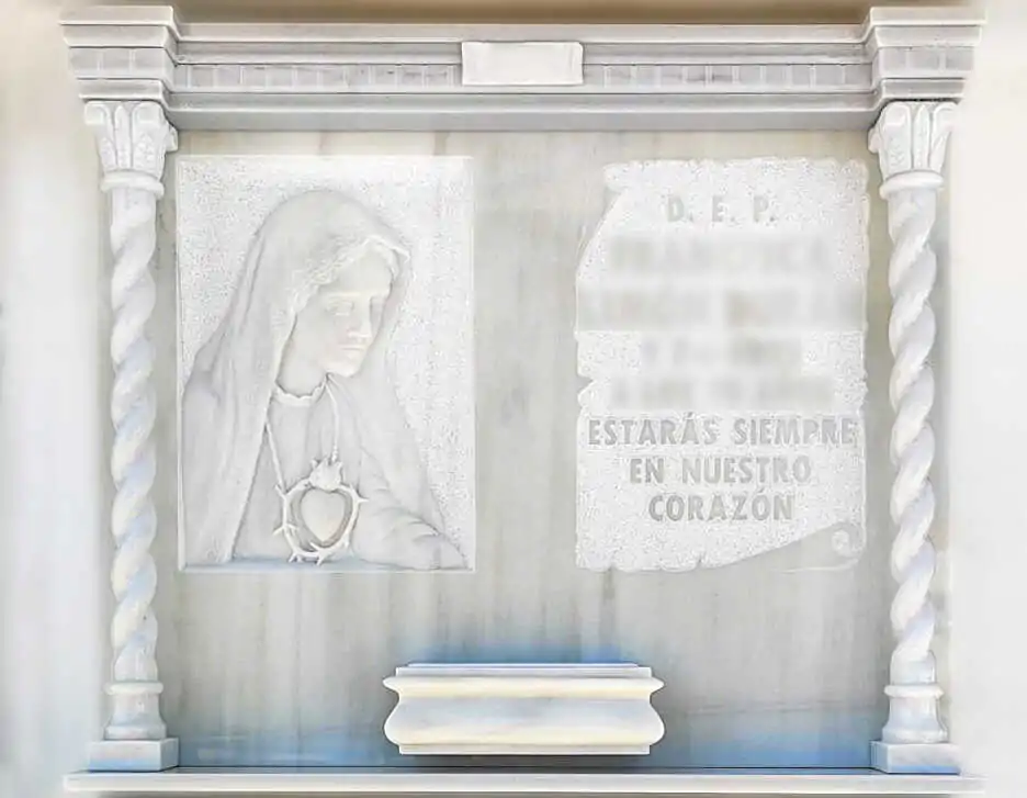 Lápida con Sagrado Corazón de María tallada y columnas