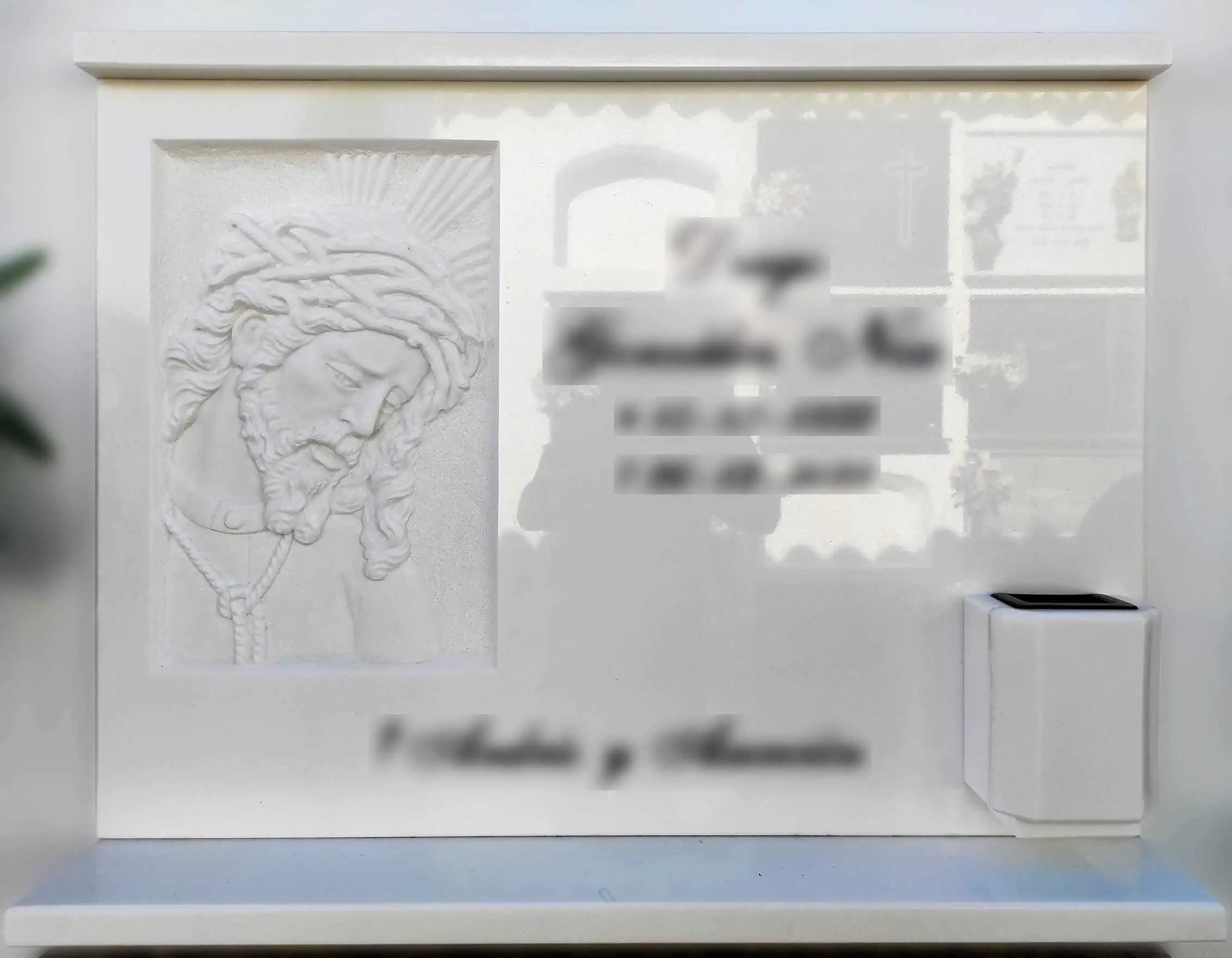 Lápida con Cristo tallado