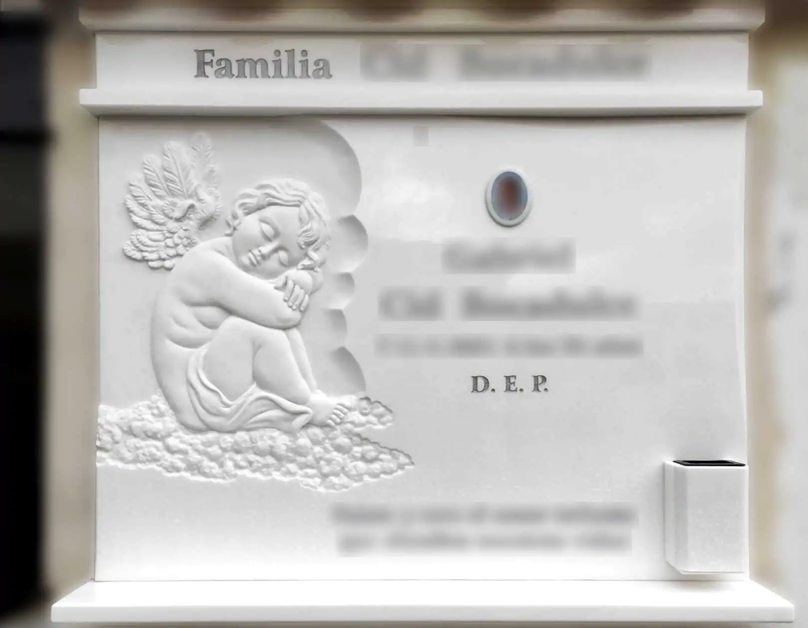 Lápida con angelito tallado