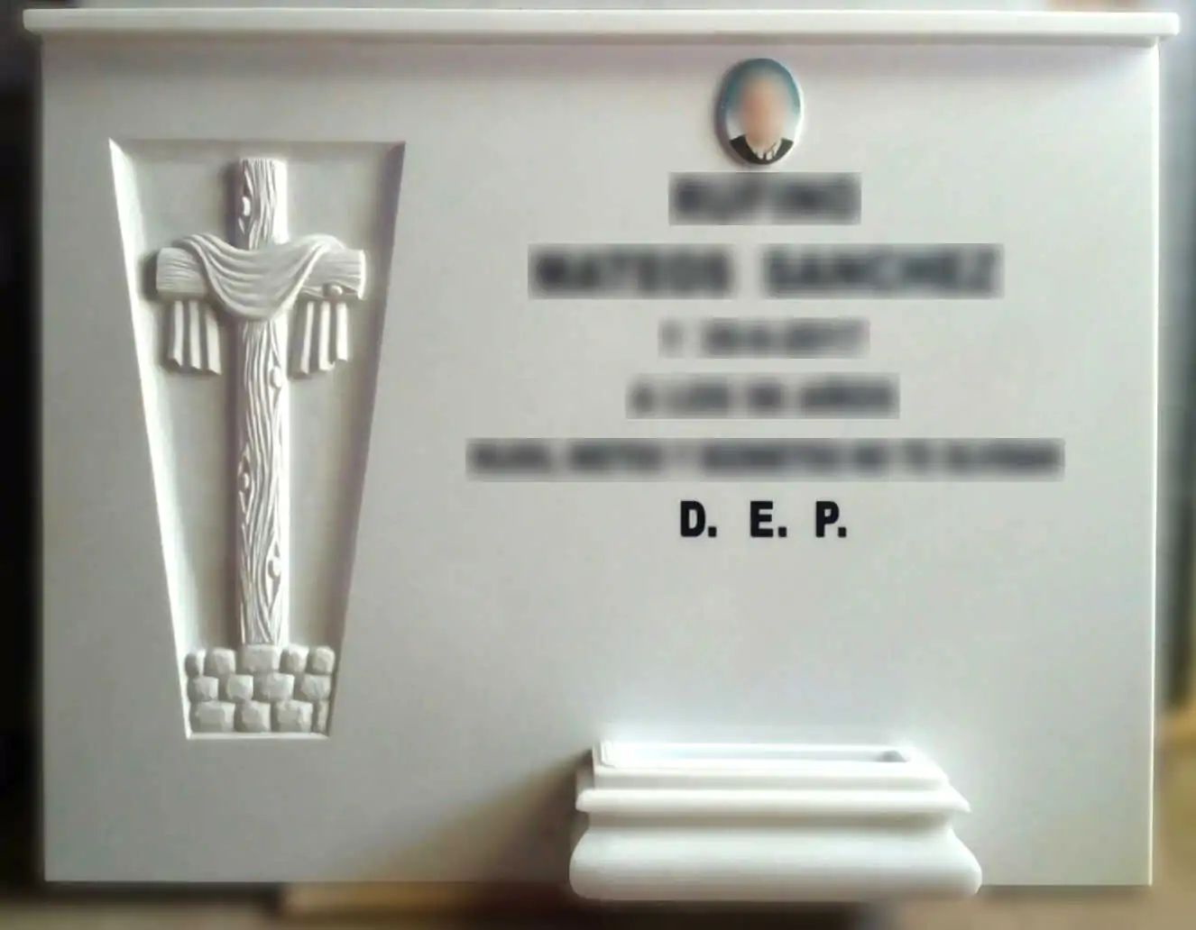 Lápida con cruz efecto madera