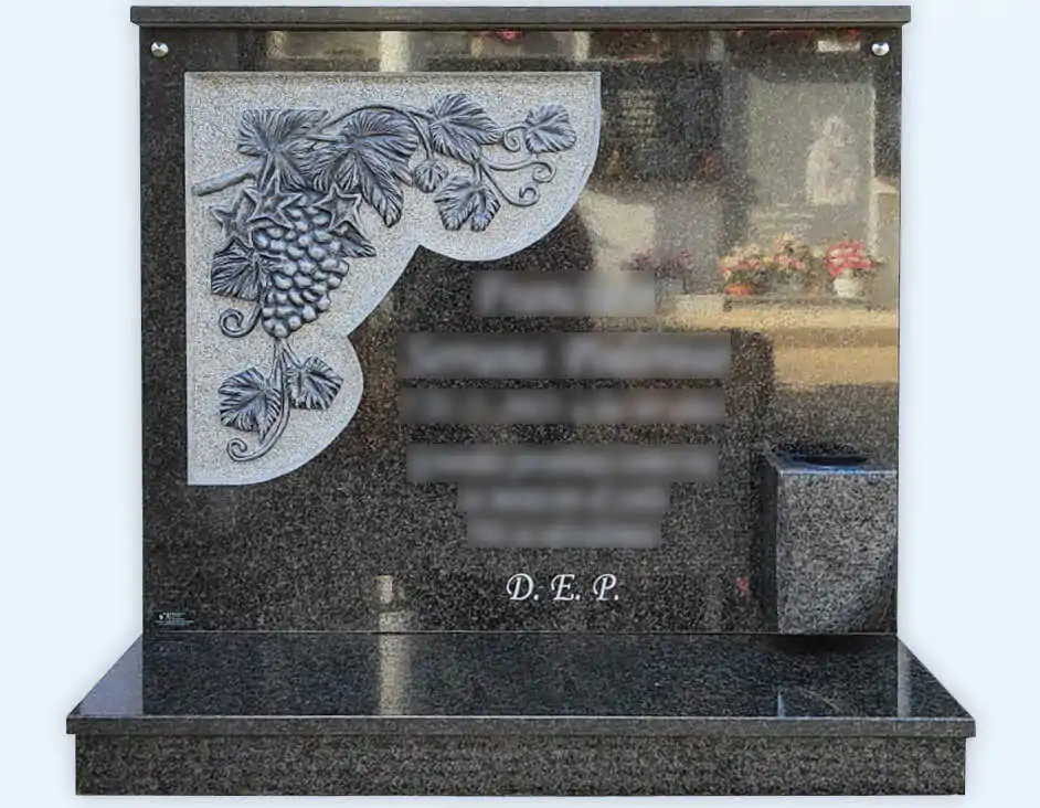 Lápida con vid tallada