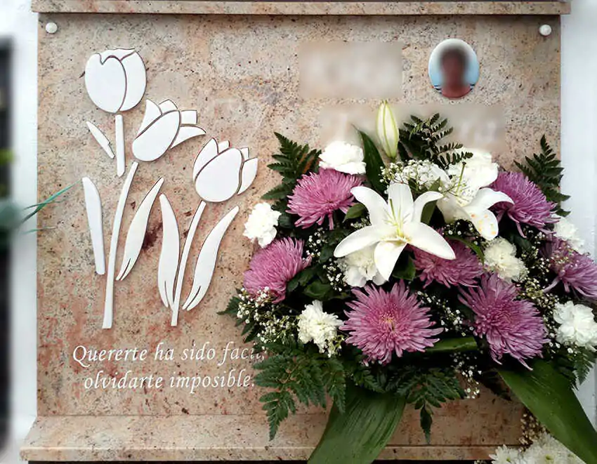 Lápida con flores en relieve