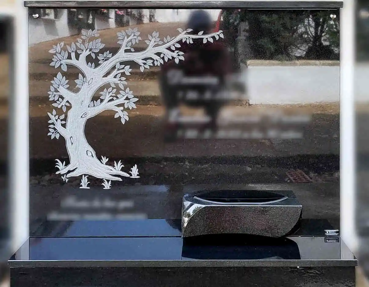 Lápida con árbol tallado