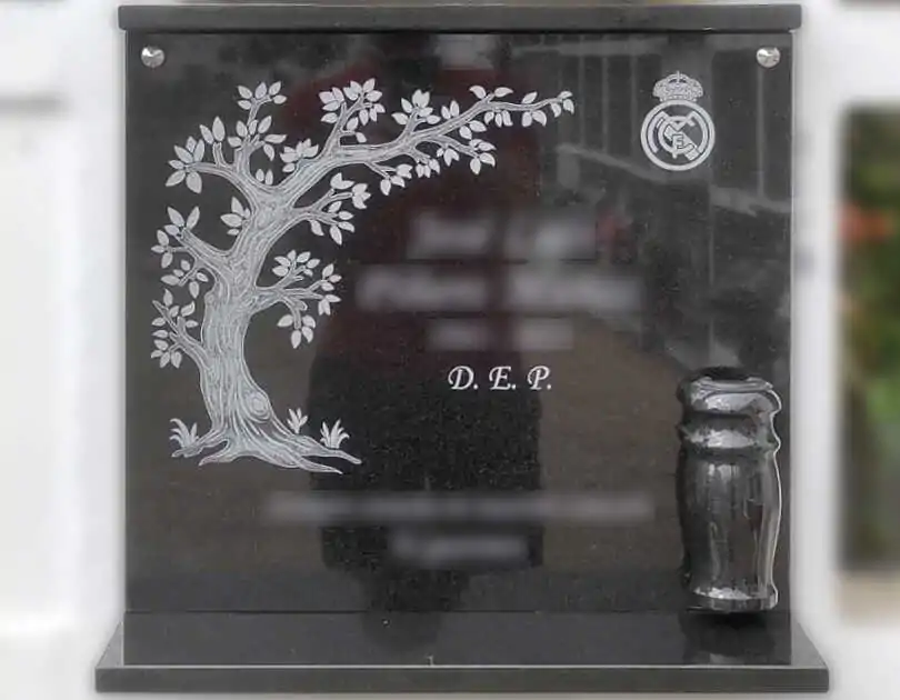 Lápida con árbol y escudo grabado
