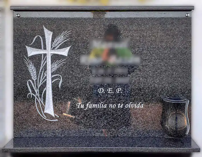 Lápida con cruz tallada y espigas