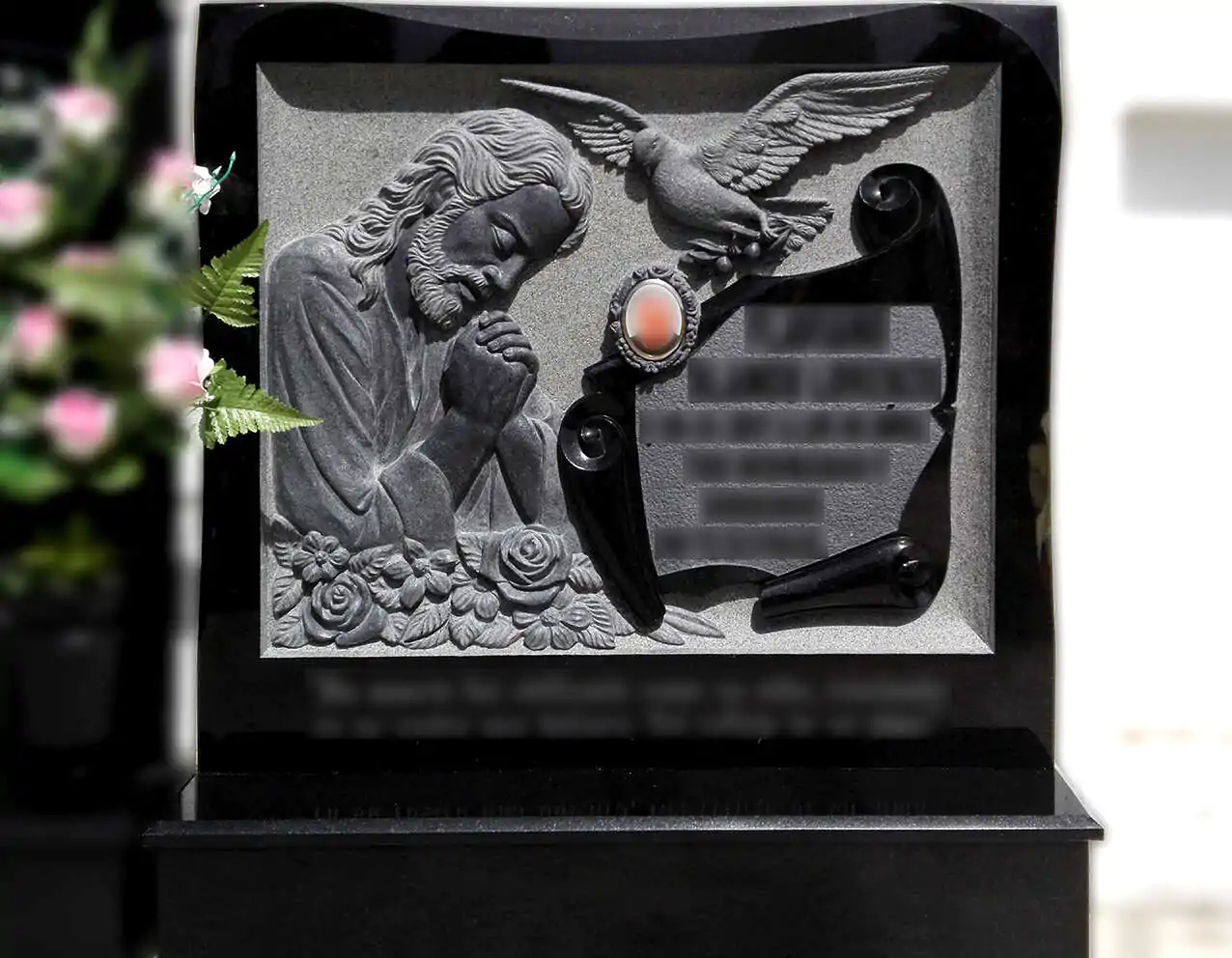 Lápida con Cristo Orando tallado