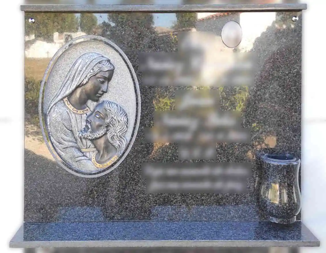 Lápida con La Piedad tallada