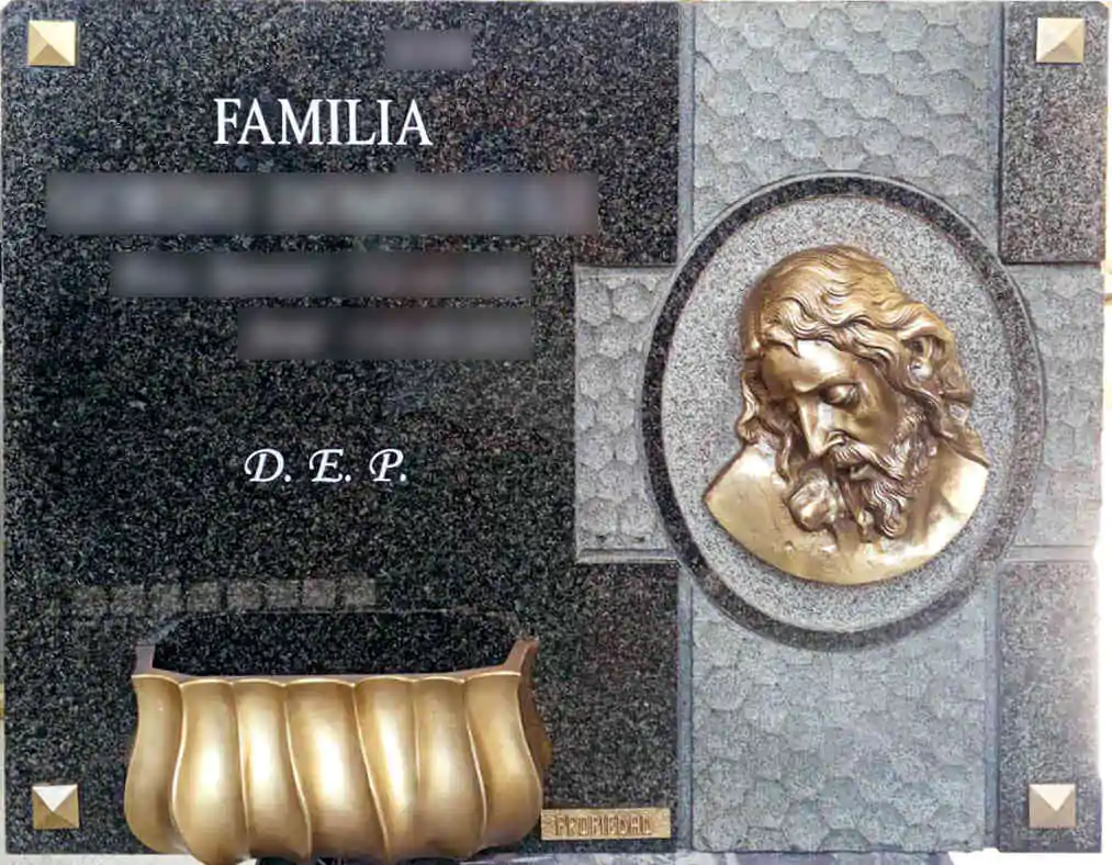 Lápida con Cristo de bronce