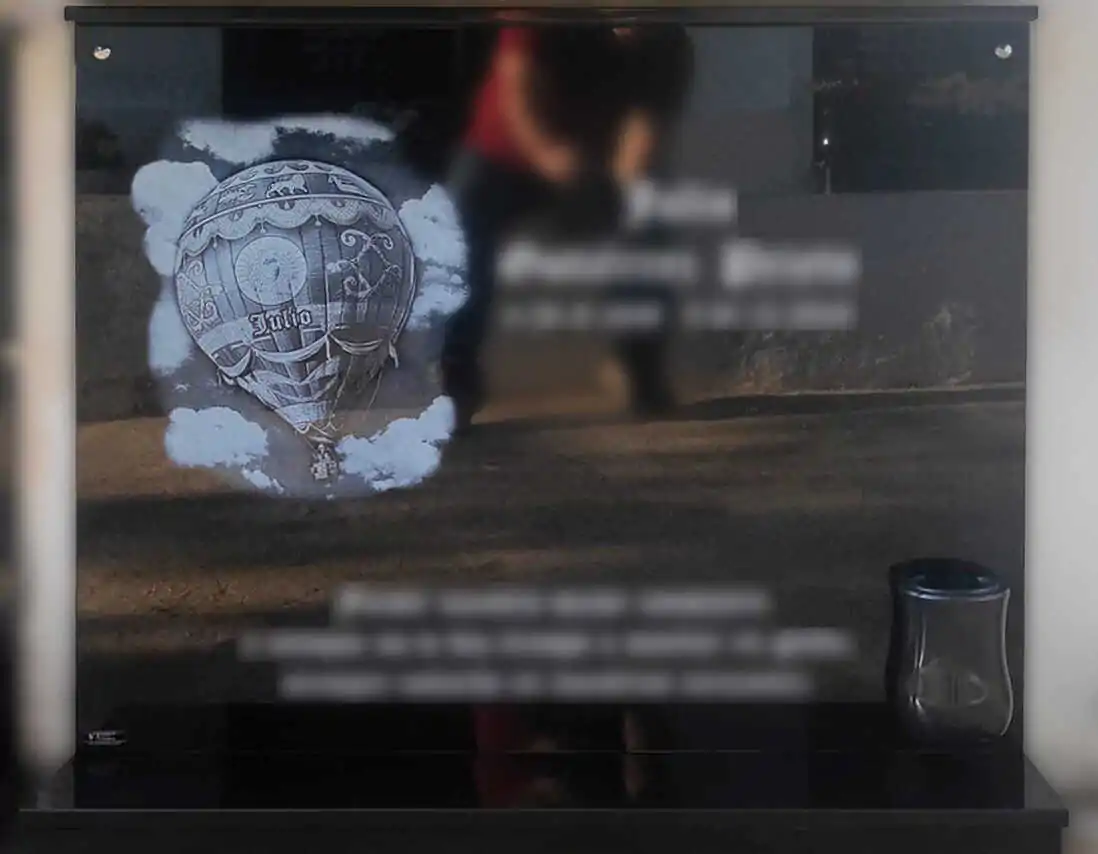 Lápida personalizada con globo en láser