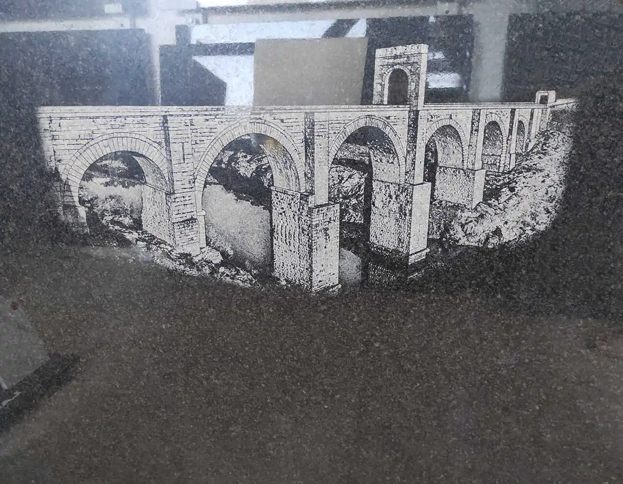 Lápida con puente de Alcántara en láser