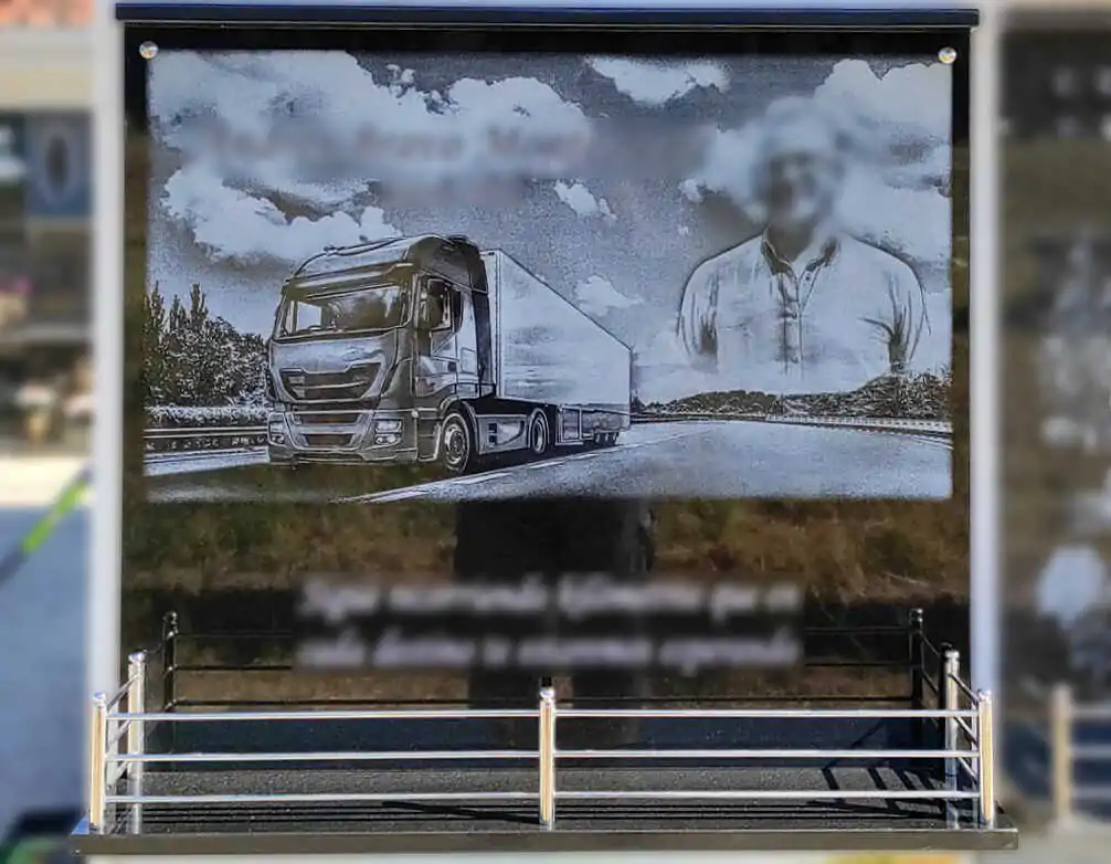 Lápida personalizada en láser con barandilla