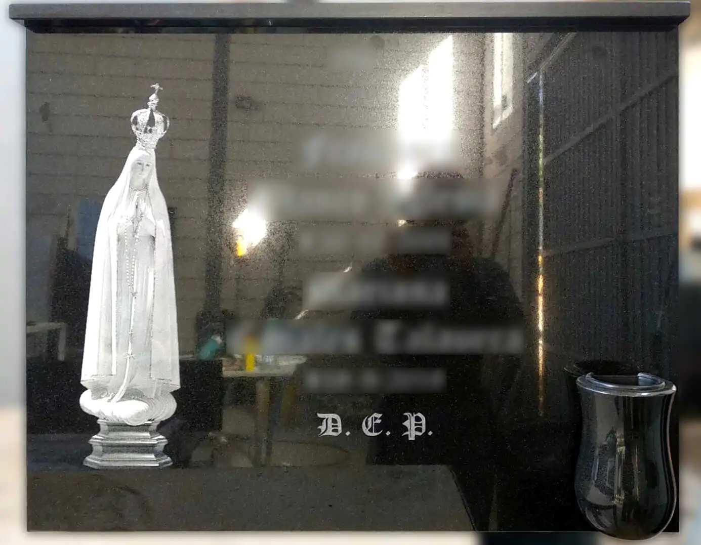 Lápida con Virgen de Fátima en láser