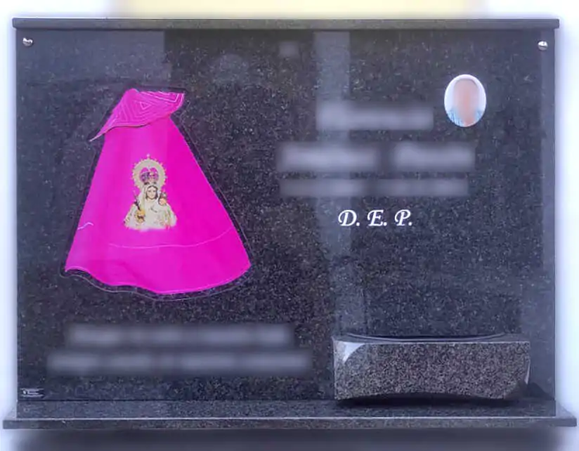 Lápida con porcelana contorneada