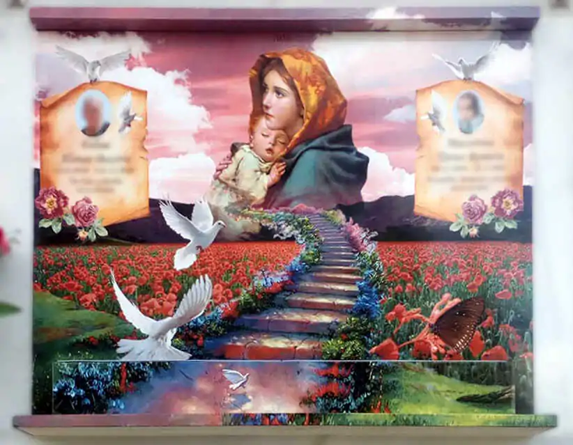 Lápida y jardinera de porcelana