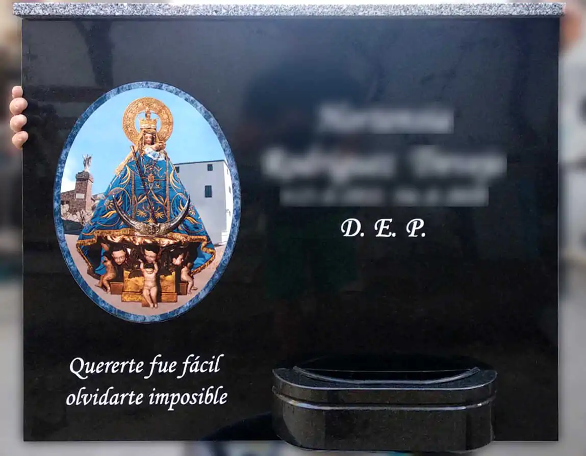 Lápida con porcelana ovalada incrustada