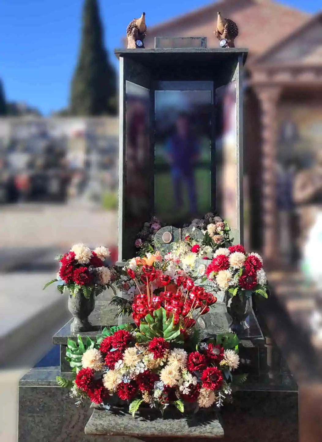 Tumba con porcelanas incrustadas