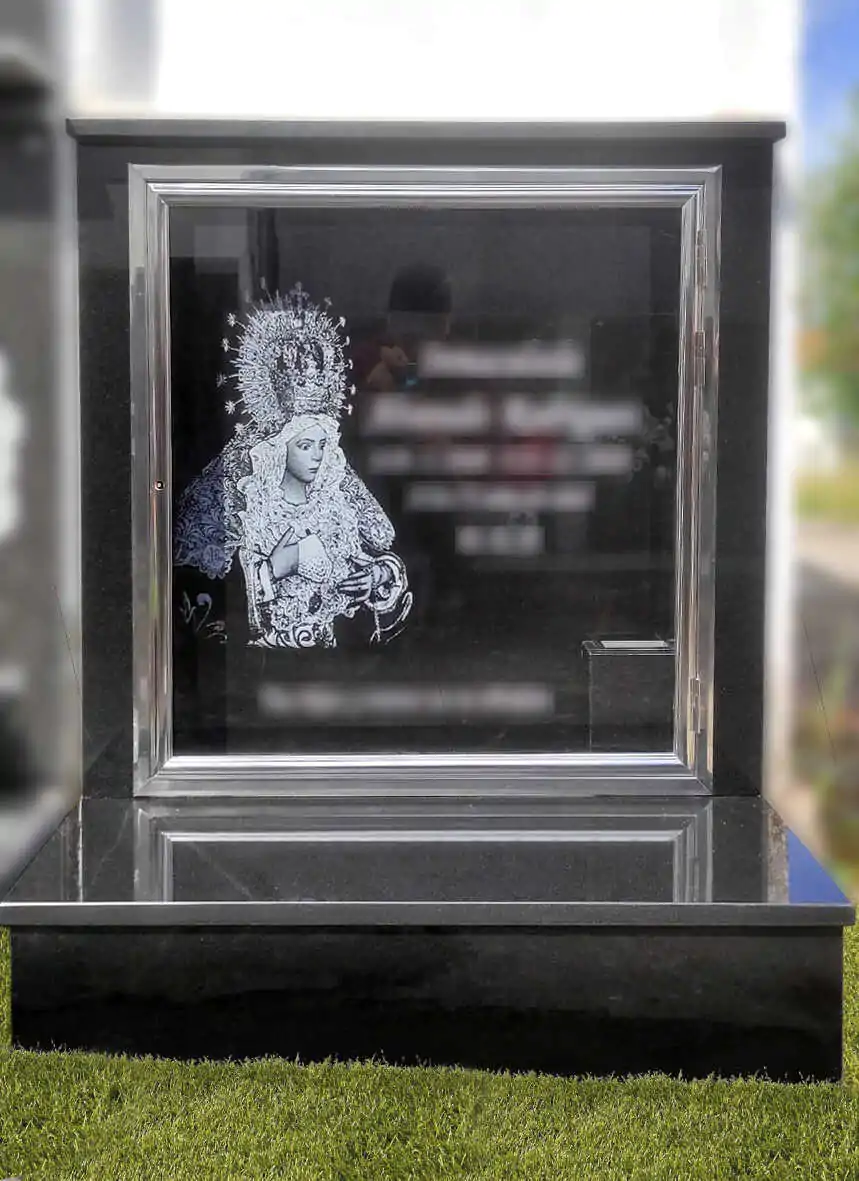 Lápida con Virgen de Macarena de Sevilla