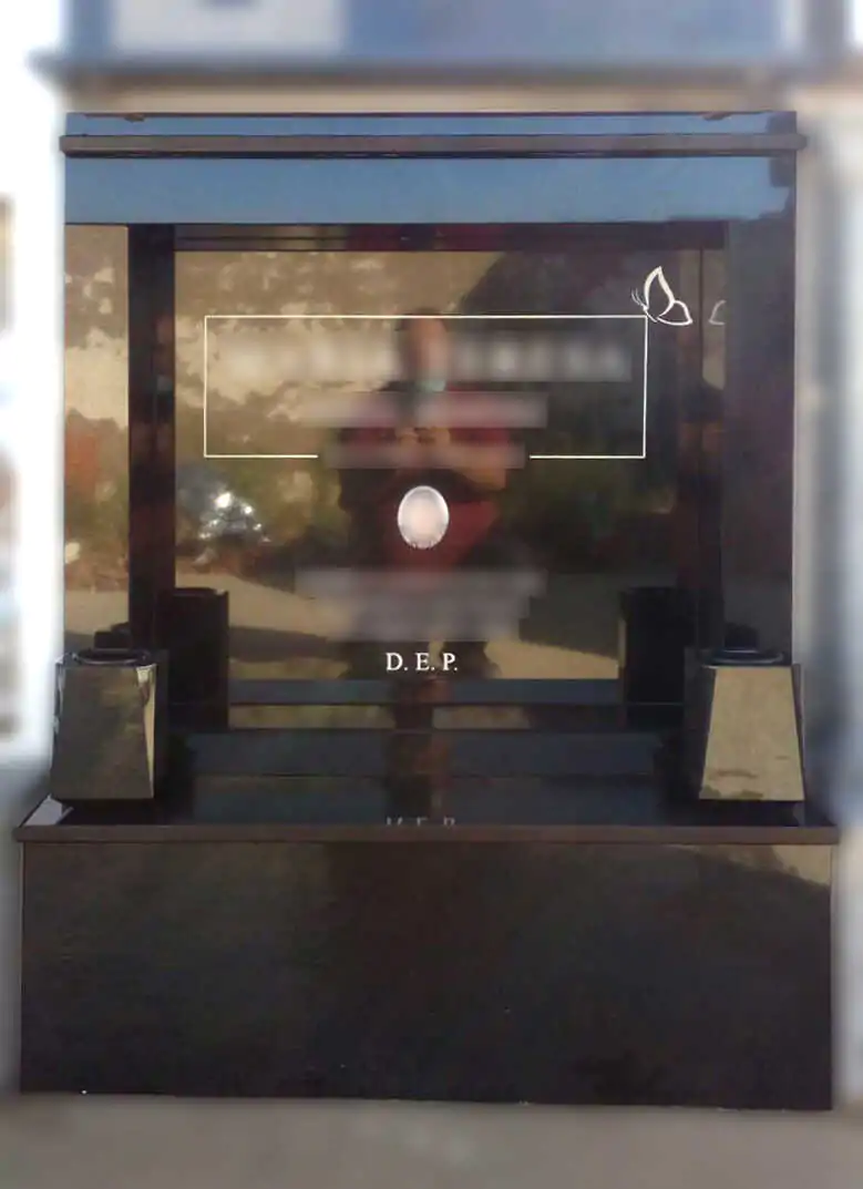 Lápida personalizada grabada con columnas