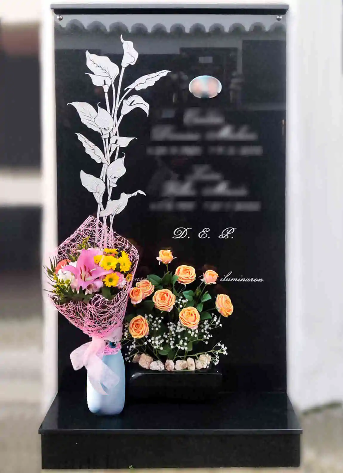 Lápida doble con diseño floral