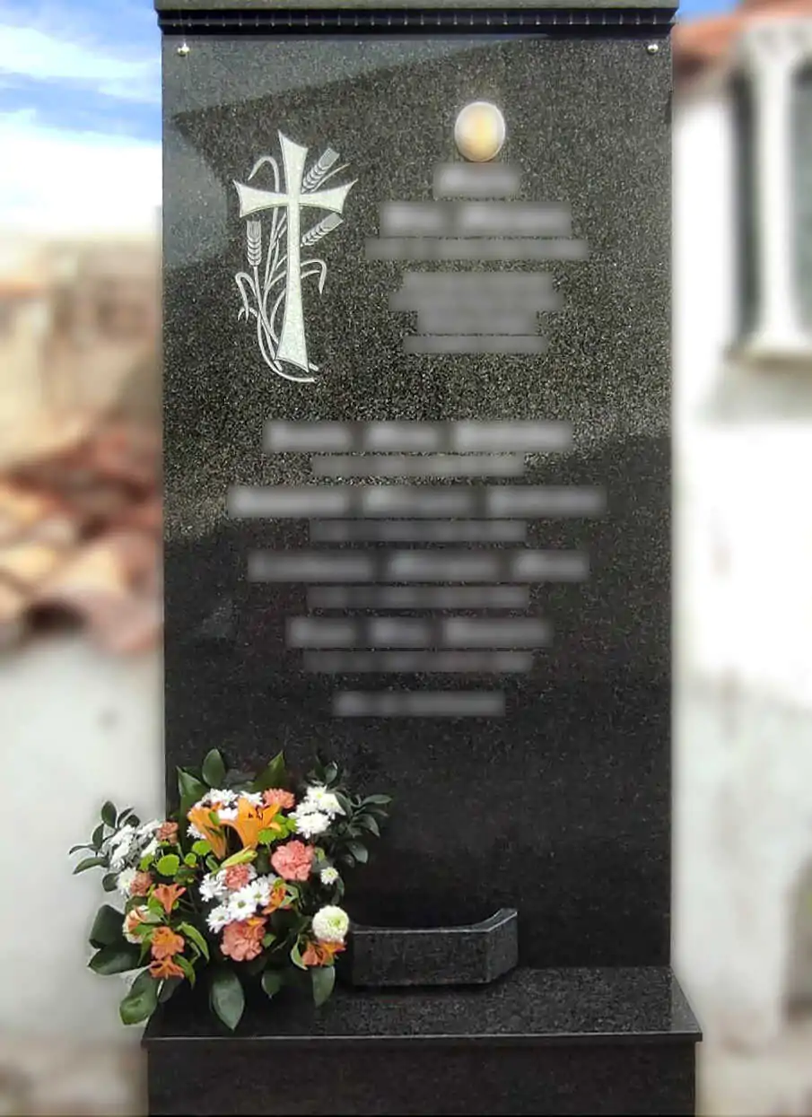 Panteón con cruz apomazada