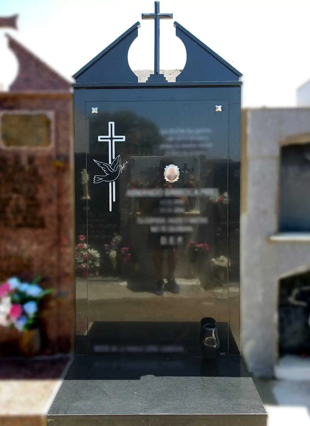 Lápida doble con cruz corpórea y cruz grabada