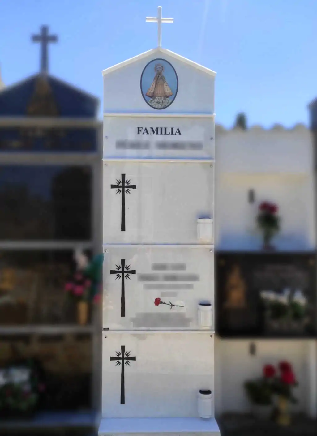 Panteón con porcelana y grabaciones