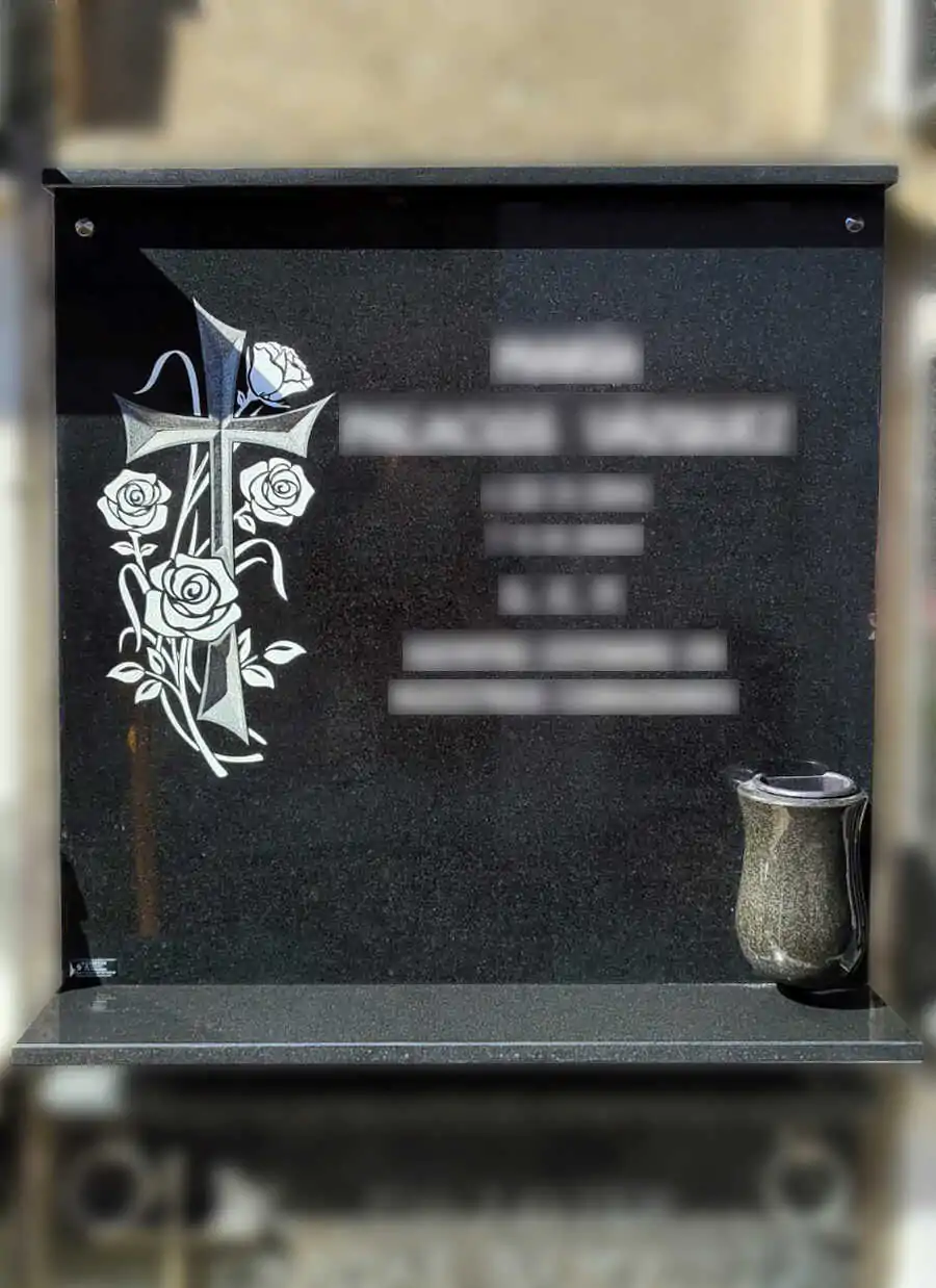 Lápida con cruz tallada y rosas