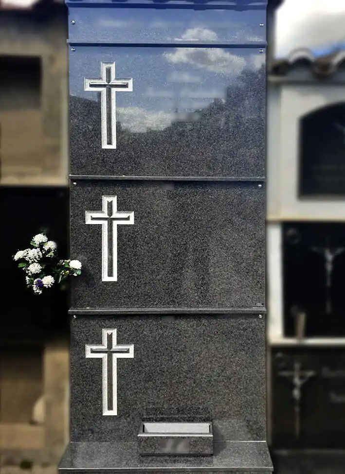 Panteón familiar con cruces talladas