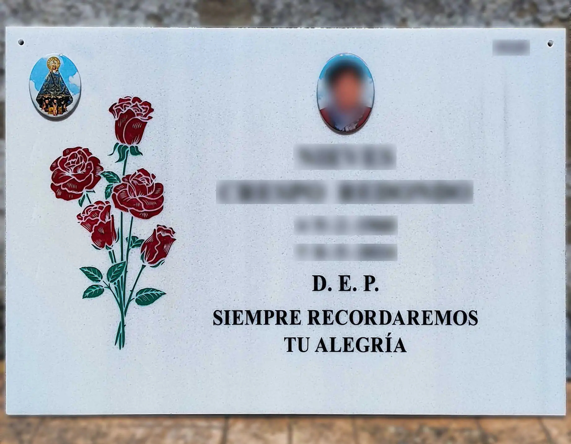 Lápida con rosas abiertas
